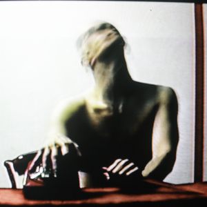 女生让男生看她的小笼包
