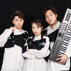 女生让男生看她的小笼包
