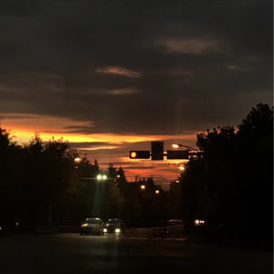 女生让男生看她的小笼包
